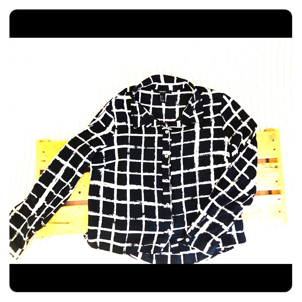 Lined pattern black & white button up blouse